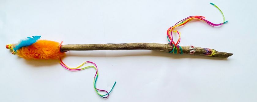 Ein bunter von Kindern gestalteter Geschichten-Stock