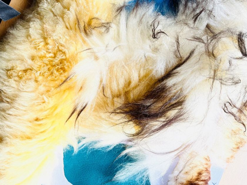 Fühlbild aus verschiedenen Materialien, abstrakt mit blau und beige