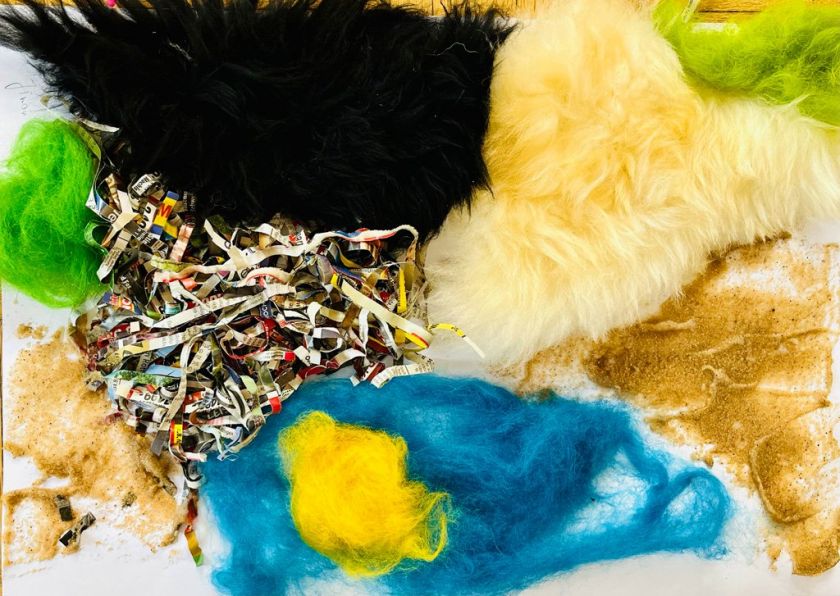 Fühlbild aus verschiedenen Materialien, abstrakt mit grün und blau