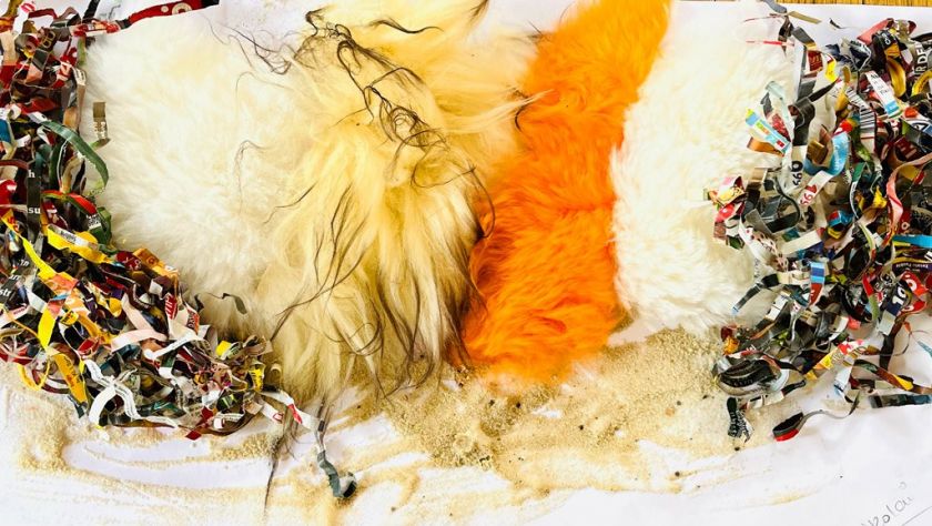 Fühlbild aus verschiedenen Materialien, abstrakt mit weiß und orange