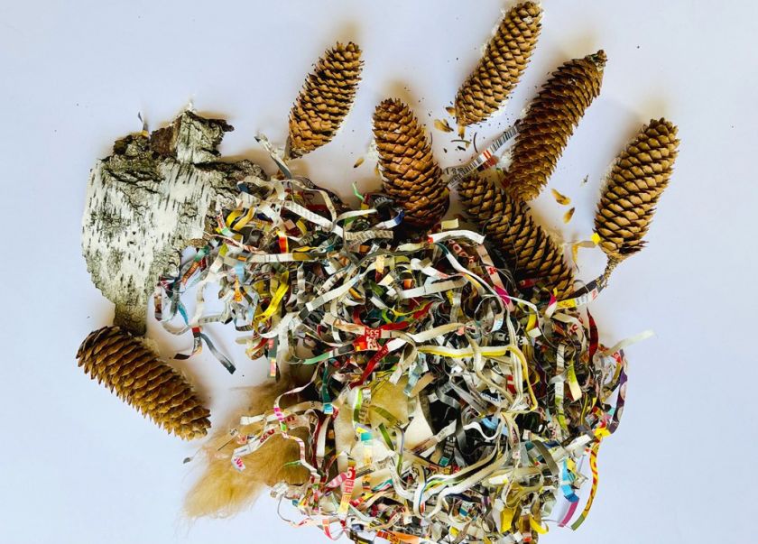 Fühlbild aus verschiedenen Materialien, Tannenzapfen und Papierstreifen