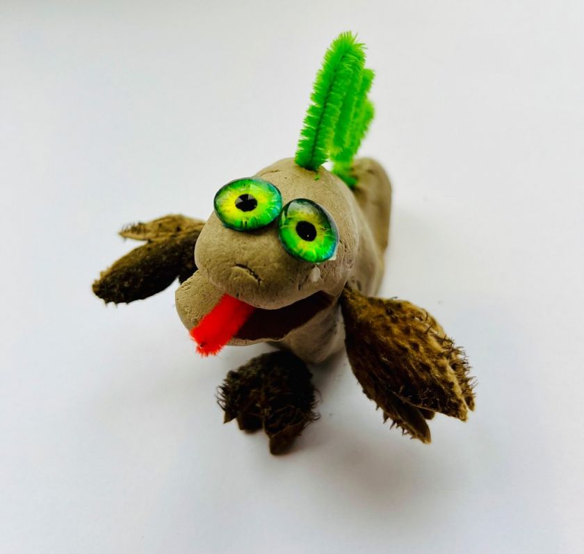 Eine gestaltete Tonkugel, kompiniert mit verschiedenen Materialien zu einen Fisch