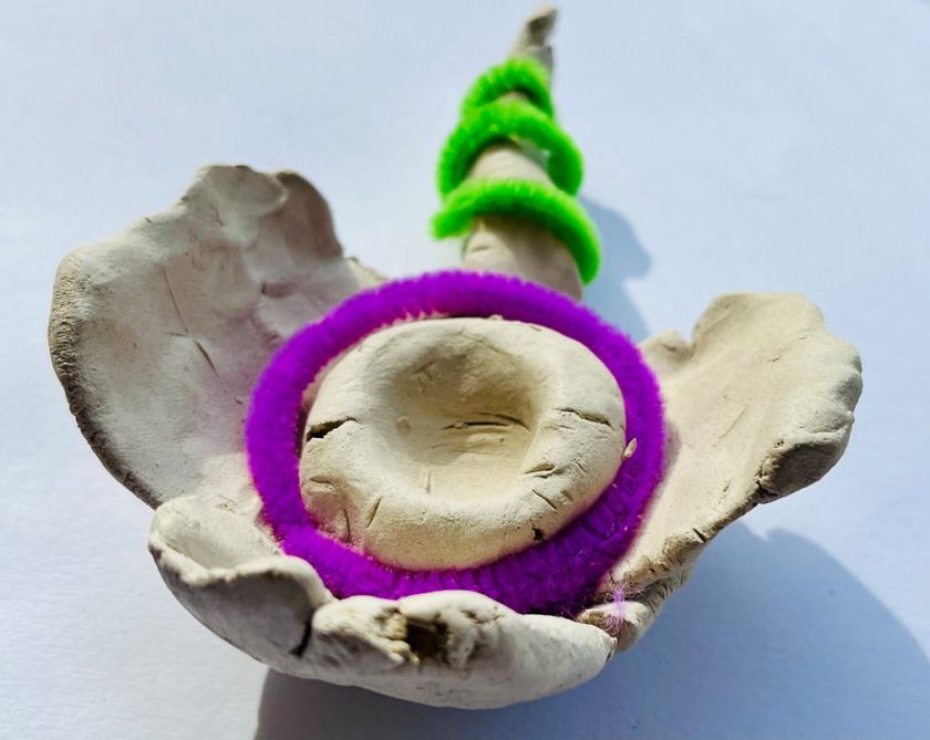 Tonkugel in individueller Form kombiniert mit weiteren Materialien in grün und violett