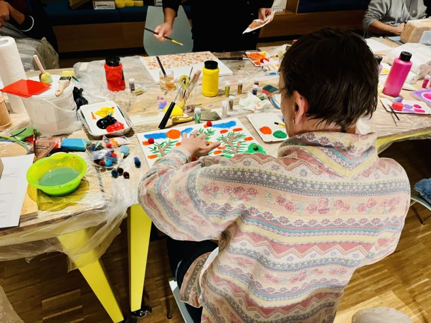 Baakenhafen inklusives Kunstprojekt - Frau malt Weihnachtsbild