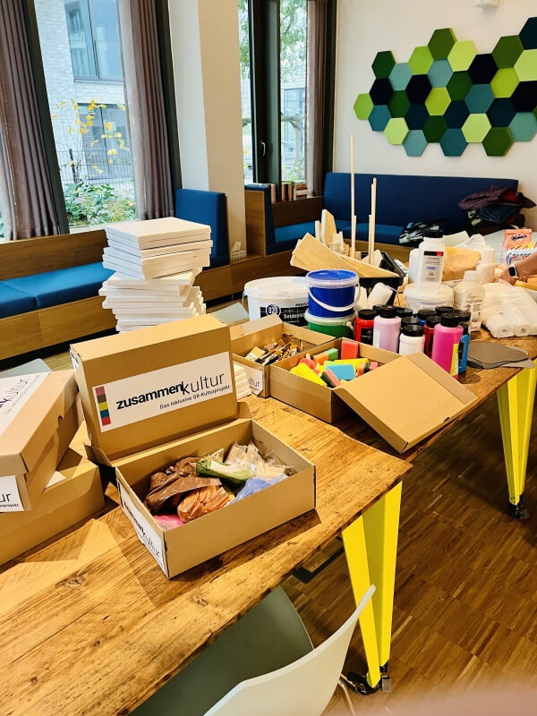 Baakenhafen inklusives Kunstprojekt Vorbereitung Tisch mit verschiedenen Gegenständen