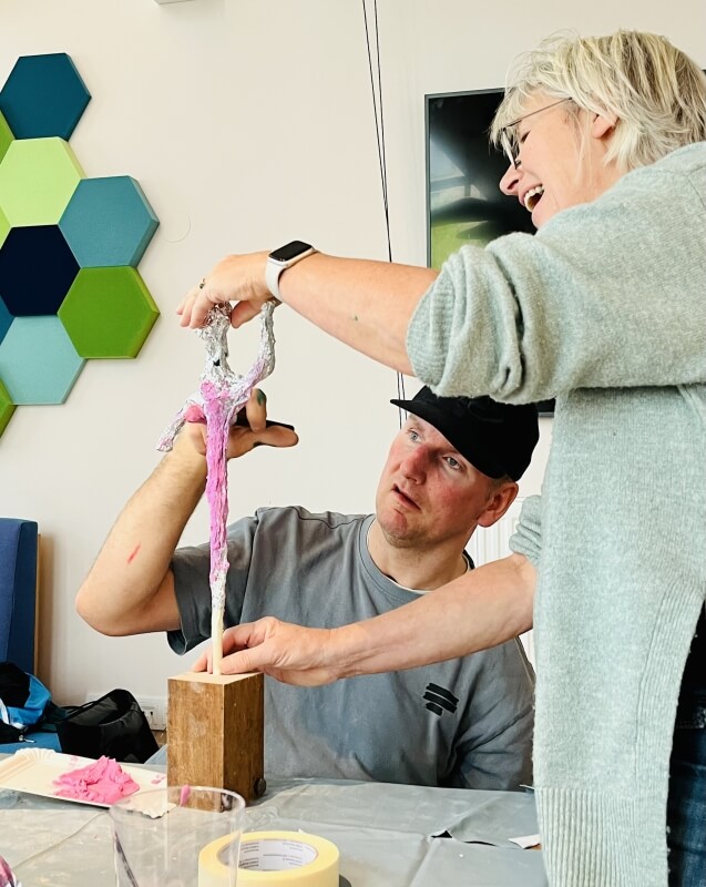 Baakenhafen inklusives Kunstprojekt - Mann mit Assistenz beim modellieren