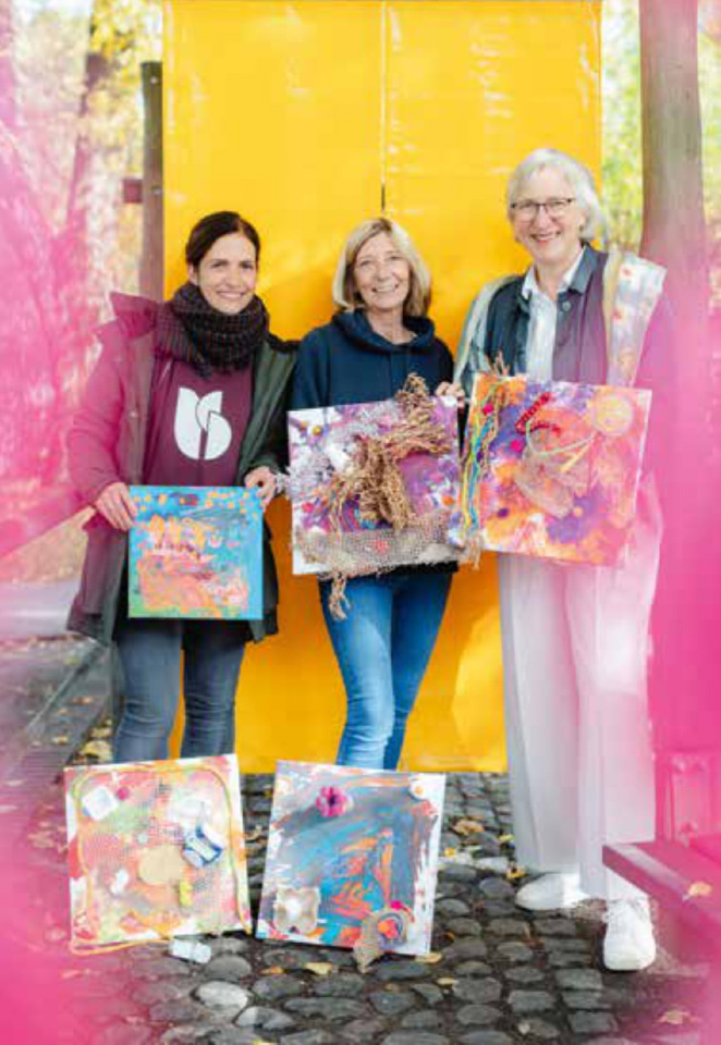 3 Frauen halten Kunstwerke