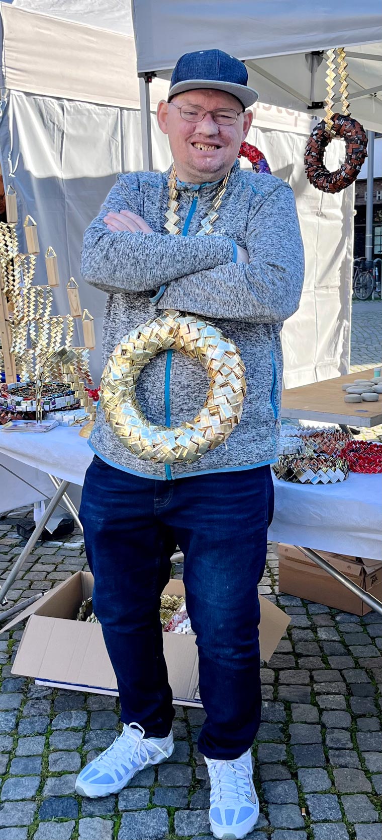 Kettenkünstler Hubert Bytschinski mit einer Kette um den Hals, sehr stolz, wie ein Sieger
